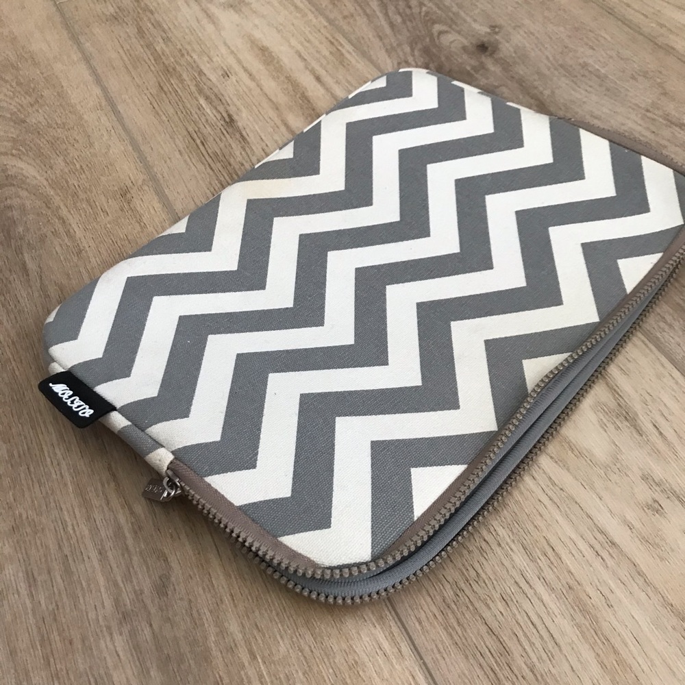 Grey chevron laptop case - Picture 4 of 9